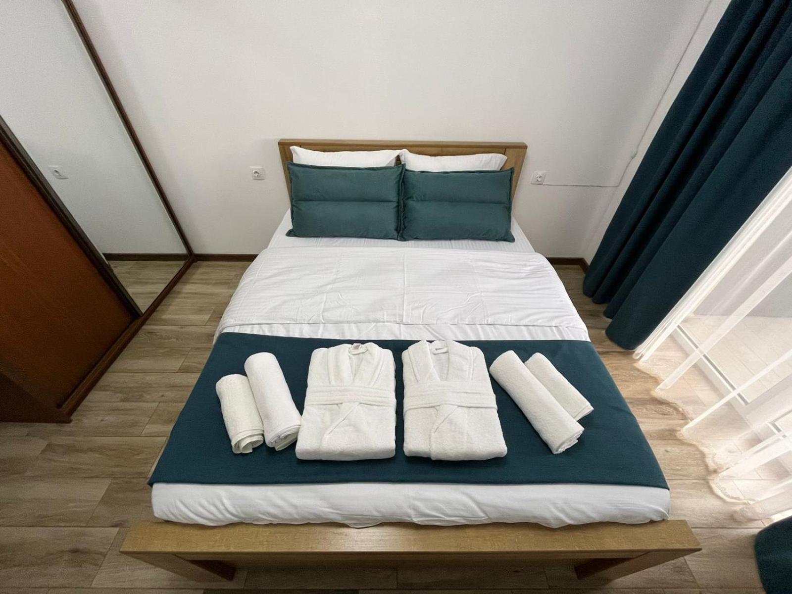 Deluxe One-bedroom Near Metro & Sea *